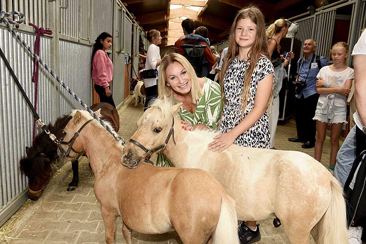 Eva Gr&uuml;nbauer und Lisanne Premiere der Cavalluna Sommershow 2023 im CAVALLUNA Park in M&uuml;nchen  Fr&ouml;ttmaning am 28.07.2023 Agency People Image (c) Michael Tinnefeld 